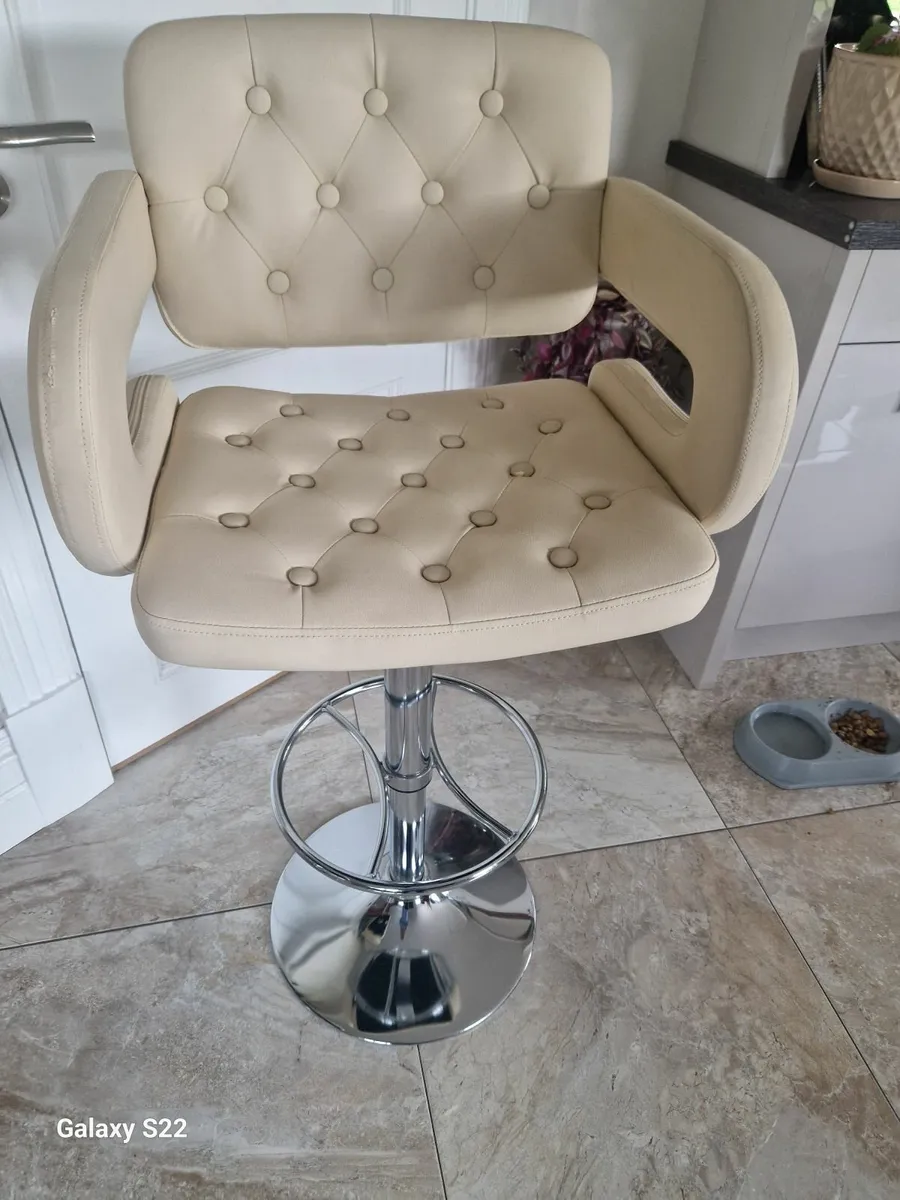 Kitchen counter stools - Image 1