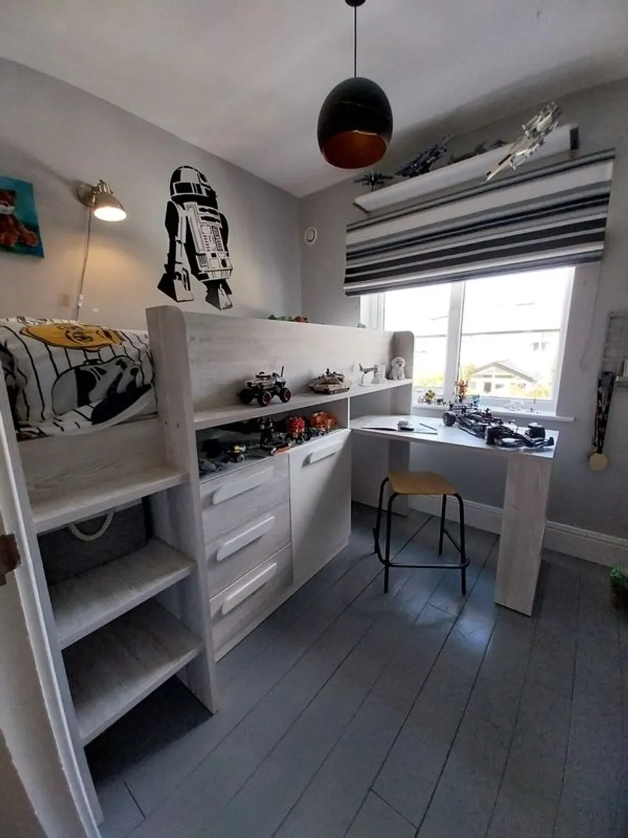 Single bed with integrated Desk and storage - Image 1