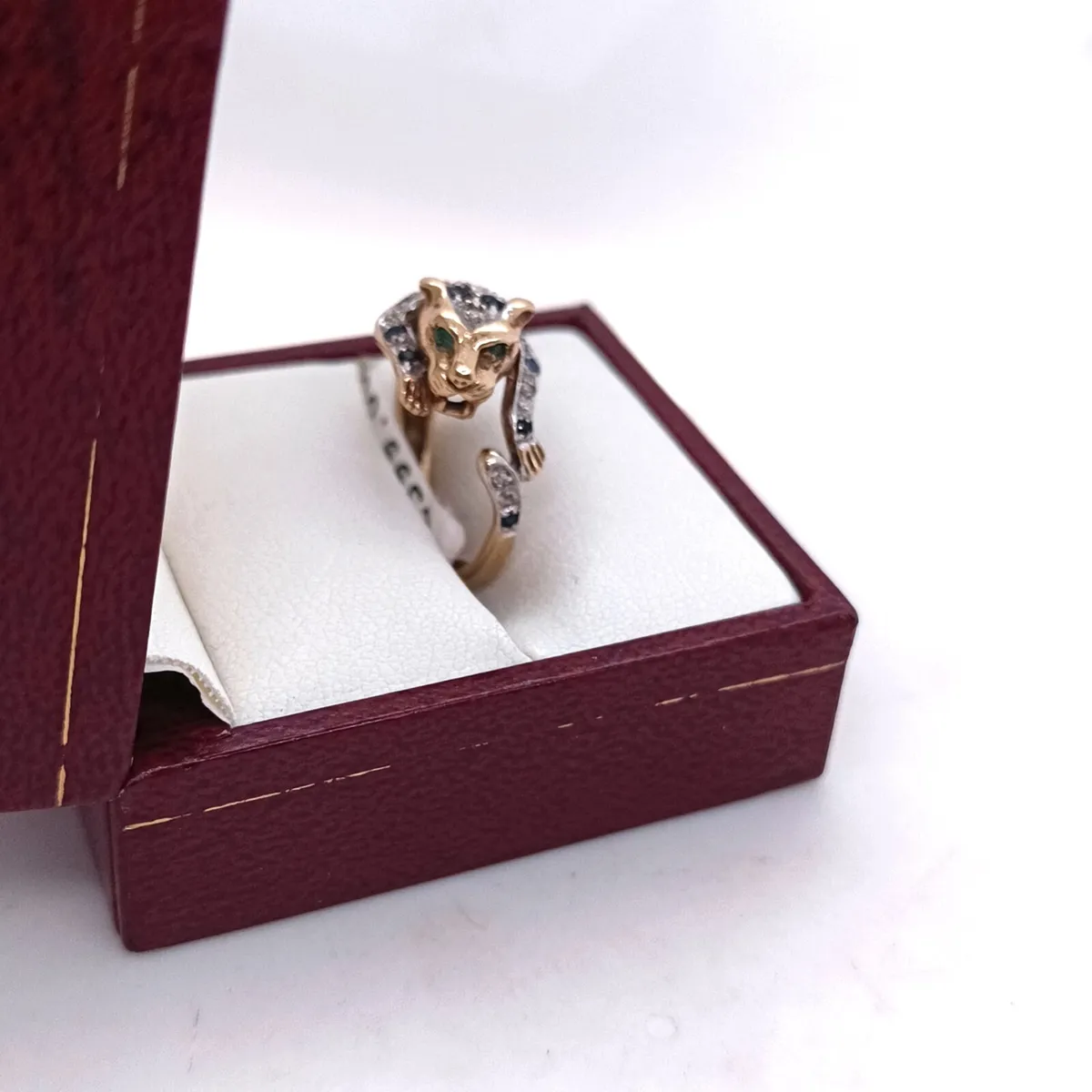 9k Gold, Diamond, Sapphire & Emerald Leopard Ring - Image 3