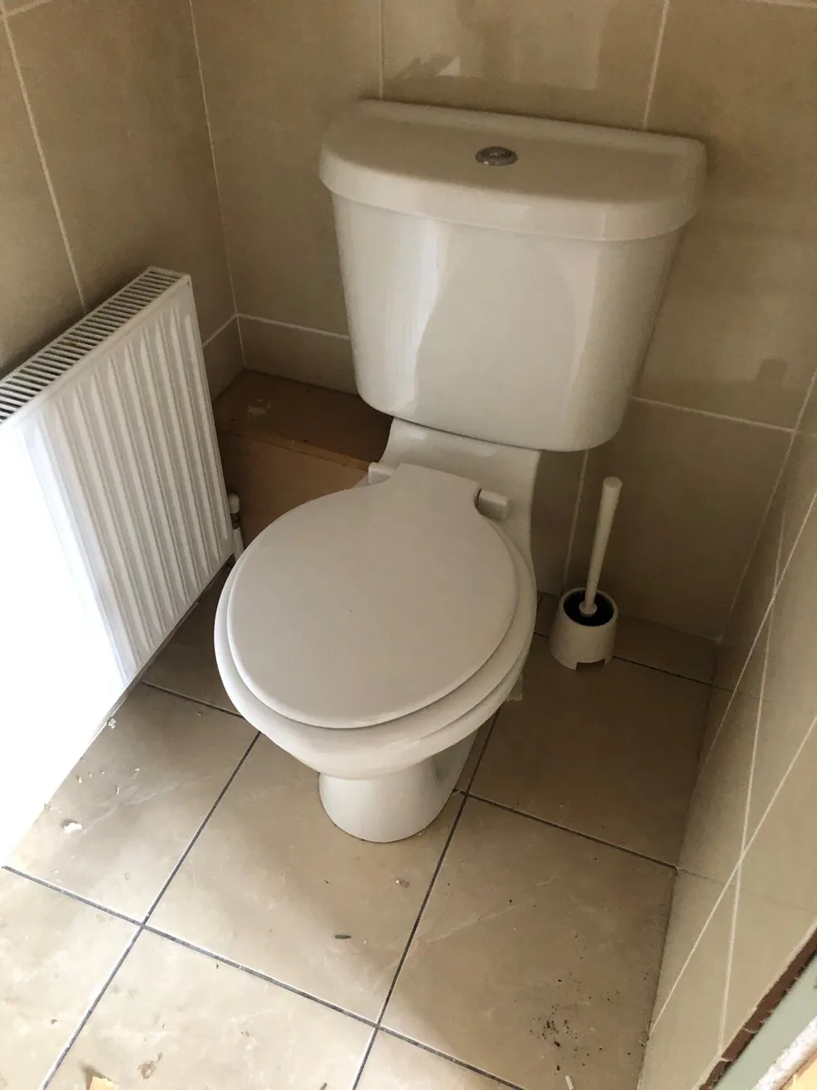 Toilet / sink / shower door - Image 1