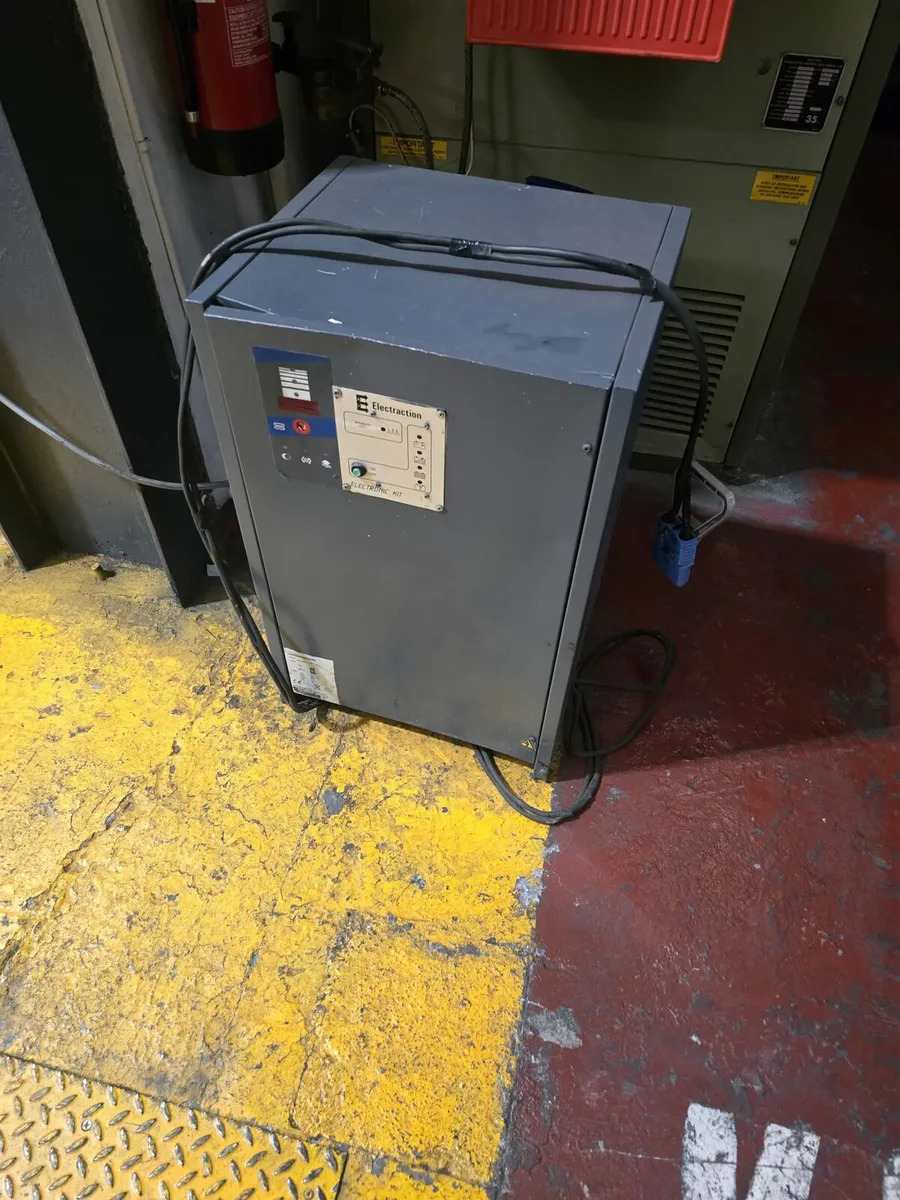 1.6 ton electric forklift - Image 2