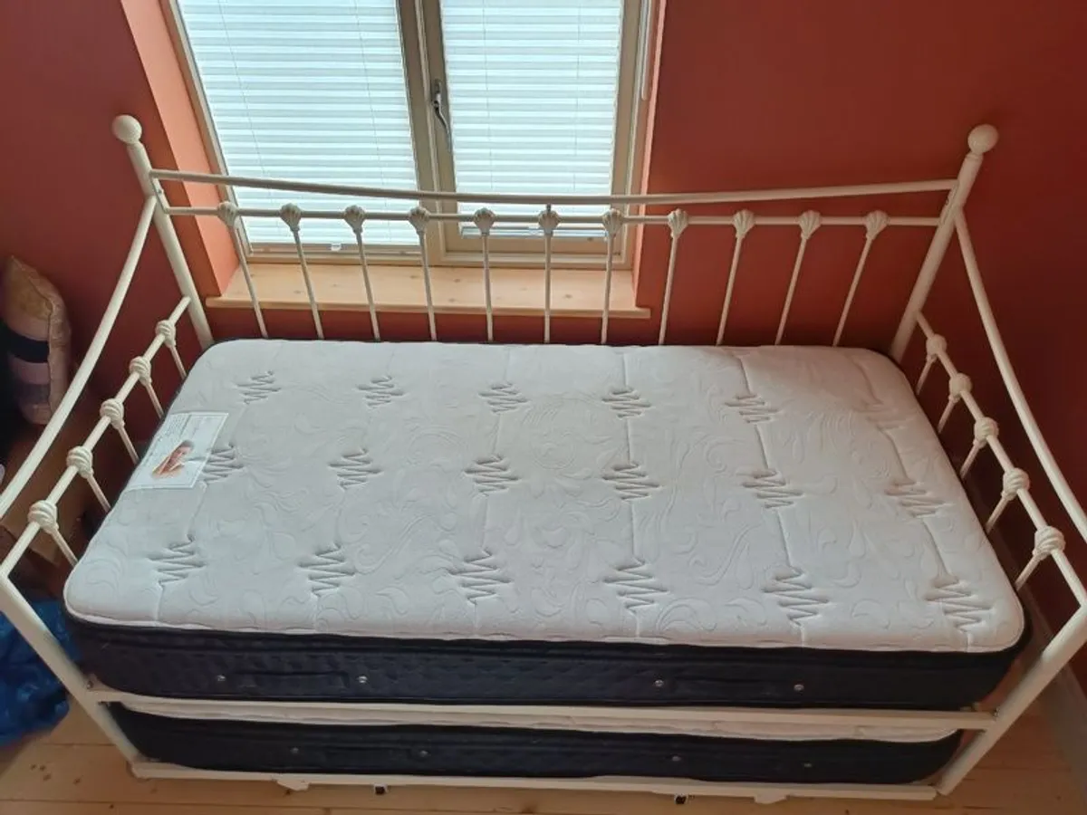 Daybed with Trundle and mattresses. Convertible single / double bed. - Image 2