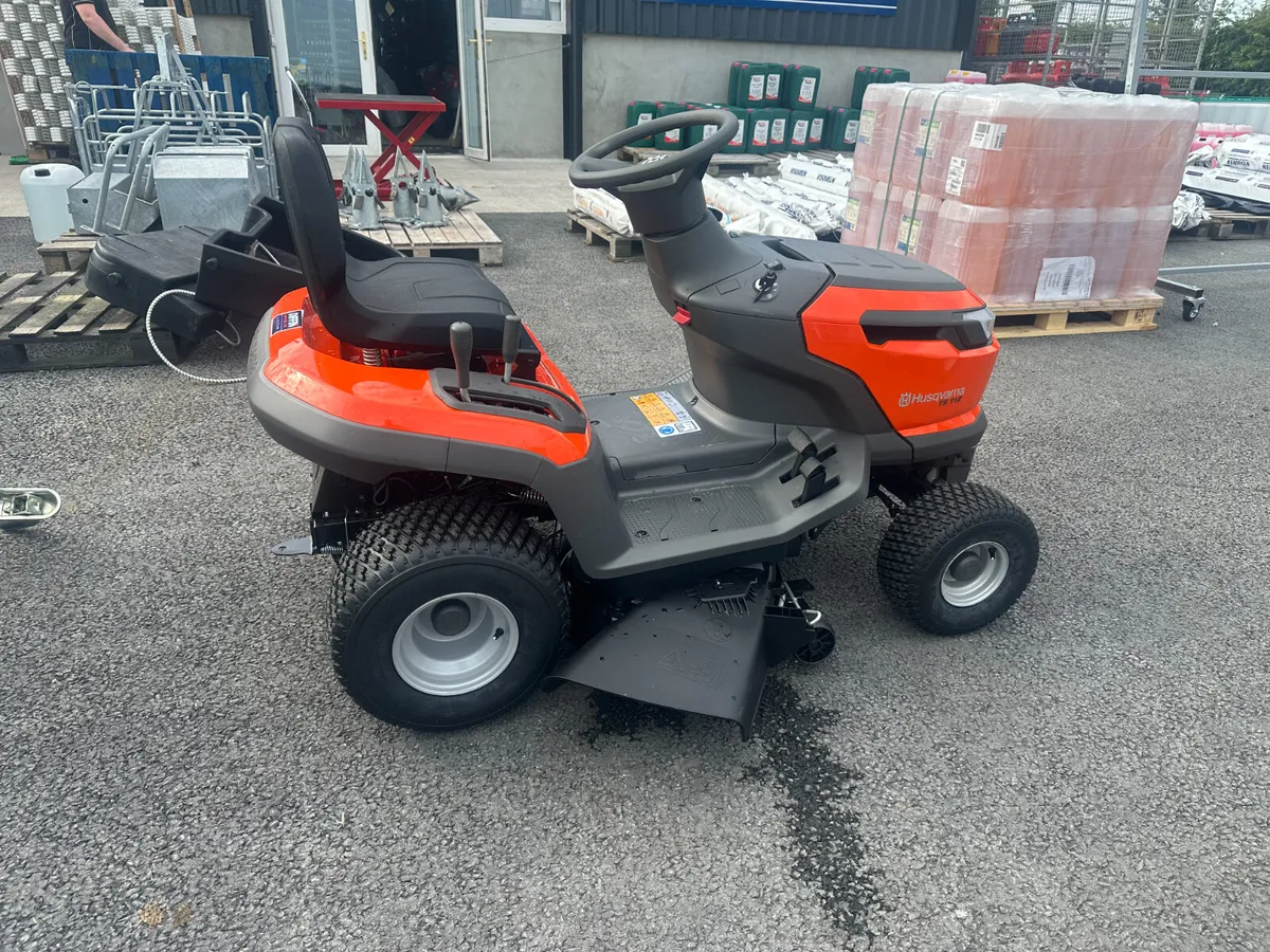 DEMO TS112 Ride on Lawnmower SIde Discharge - Image 1
