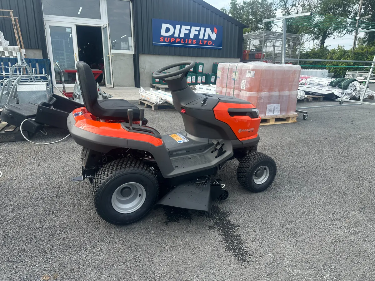 DEMO TS112 Ride on Lawnmower SIde Discharge - Image 2