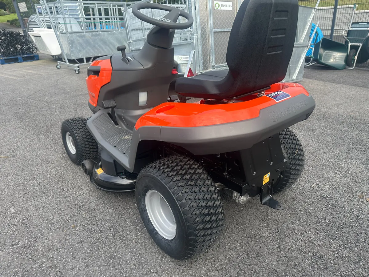 DEMO TS112 Ride on Lawnmower SIde Discharge - Image 4