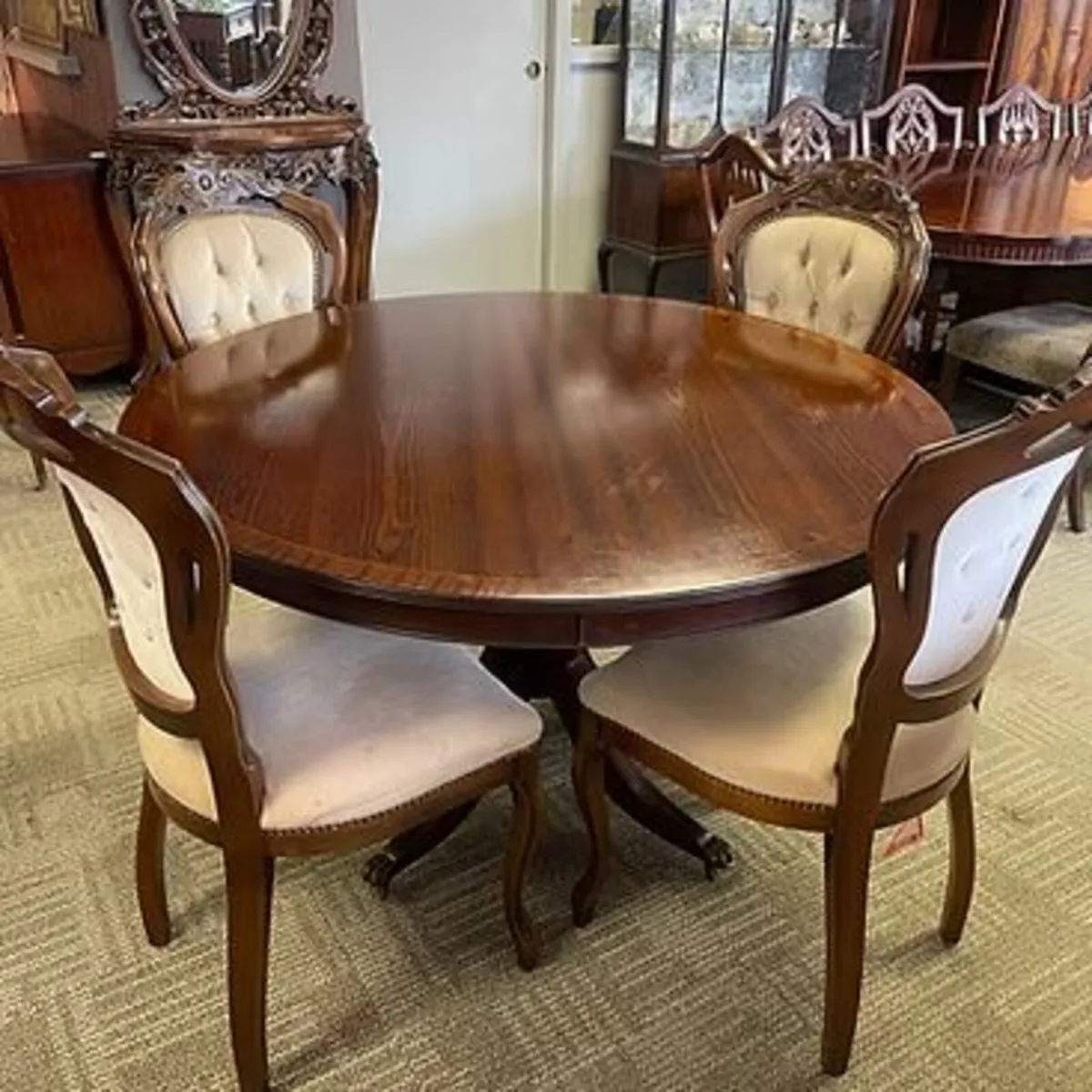 Beautiful mahogany round dining table & 4 chairs.