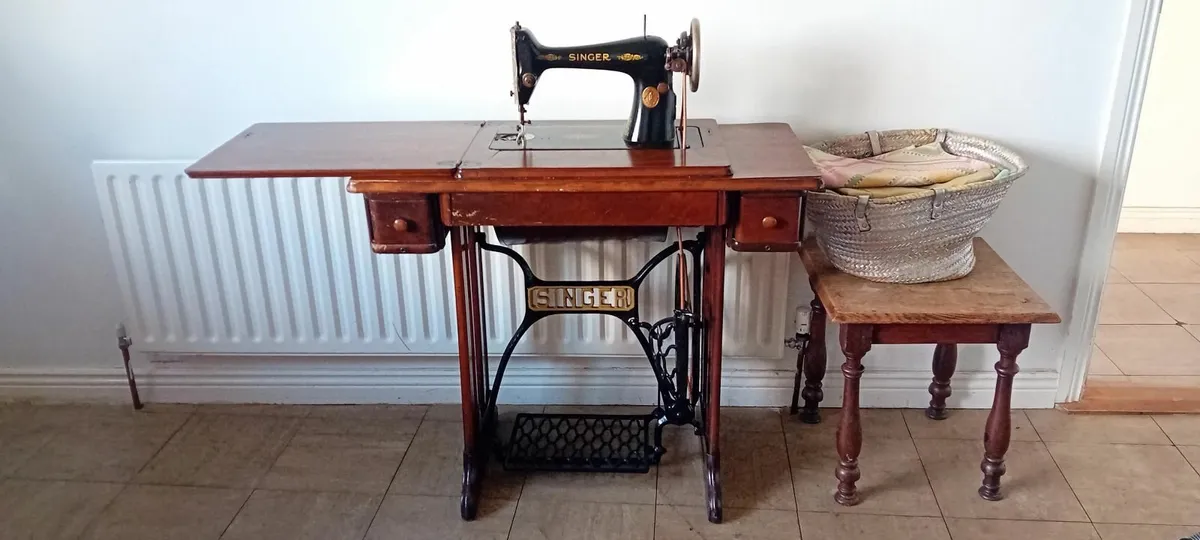 Singer sewing machine 1960s - Image 1