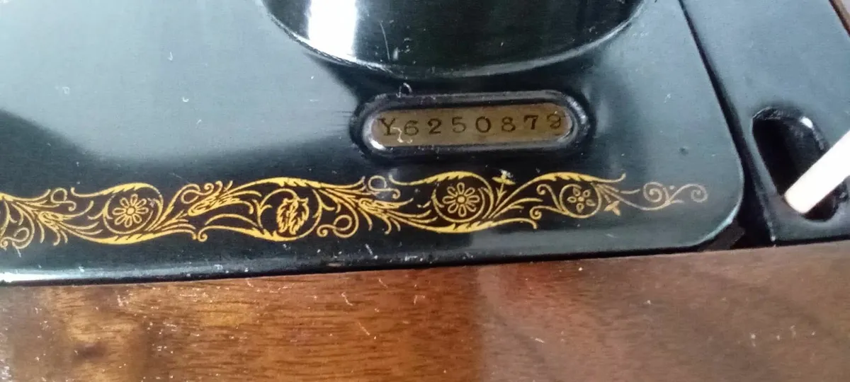 Singer sewing machine 1960s - Image 2