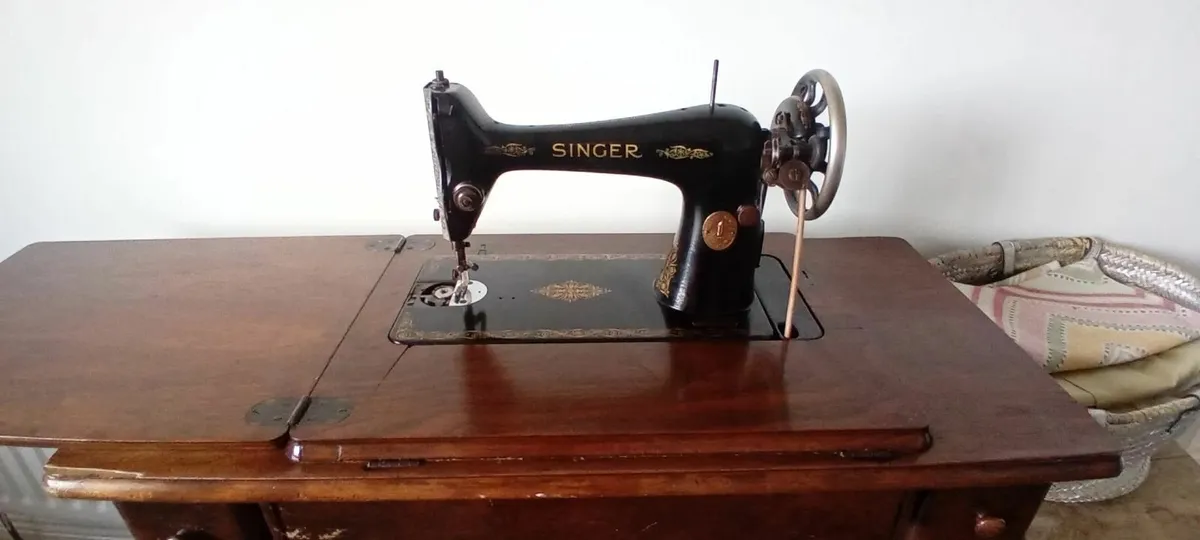 Singer sewing machine 1960s - Image 4
