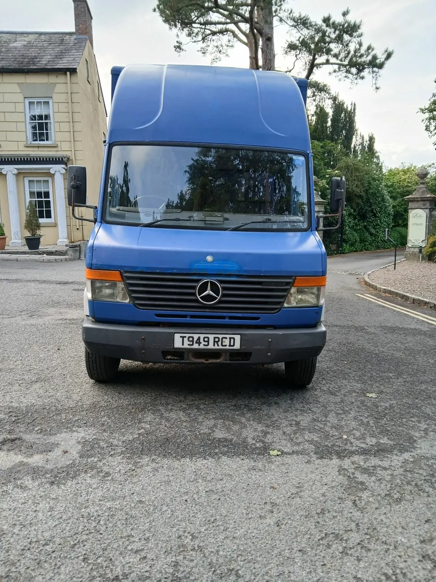 Mercedes Vario 814 Horse Lorry - Image 2