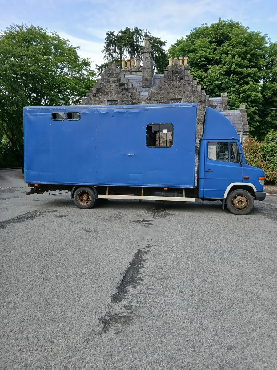 Mercedes Vario 814 Horse Lorry - Image 3