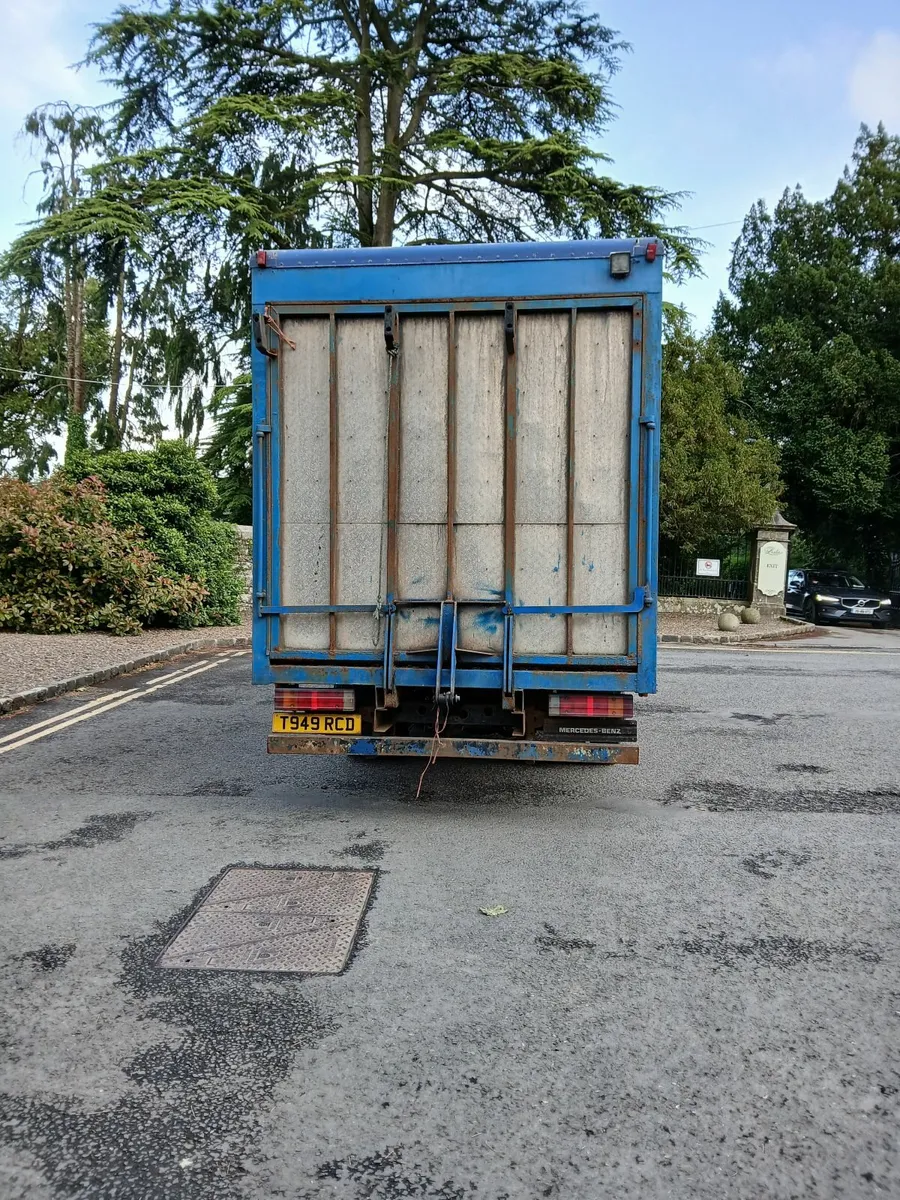 Mercedes Vario 814 Horse Lorry - Image 4