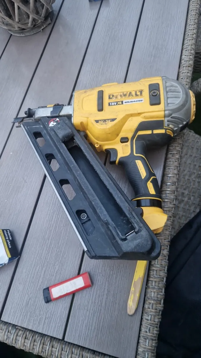 Dewalt gun Makita radio - Image 2