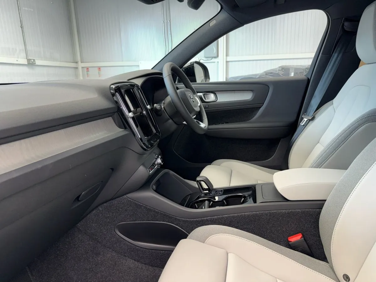 Volvo EX40 Ultra BEV  cream Interior   105 P/W 3y - Image 4