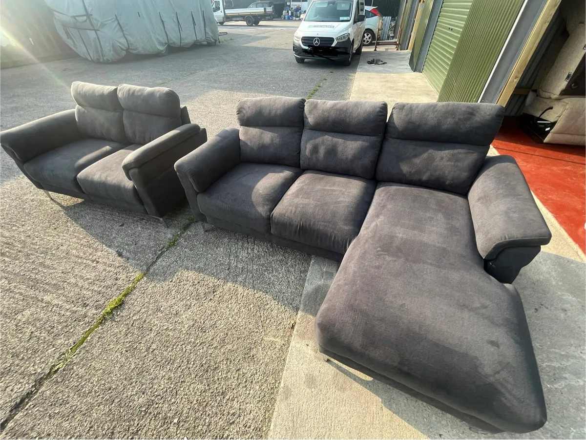 Black corner sofa + matching 2 seater set - Image 4