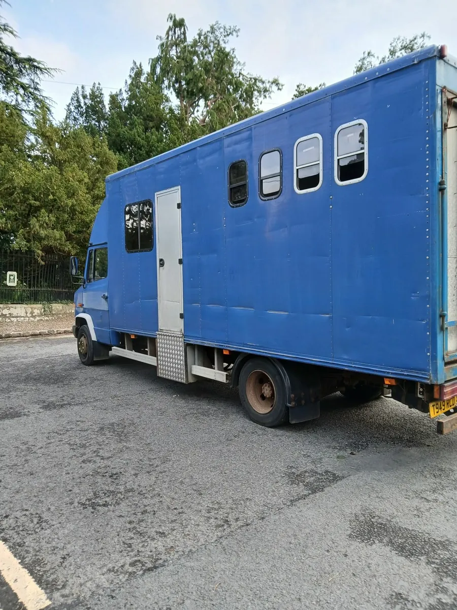 Mercedes Vario 814 Horse Lorry - Image 1