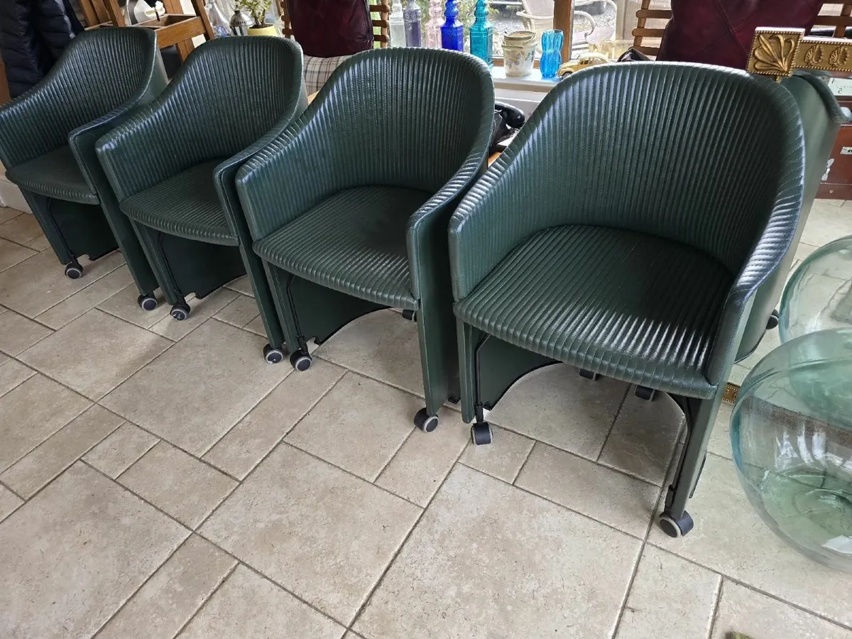 4 rare Italian chairs artona 8552 - Image 1