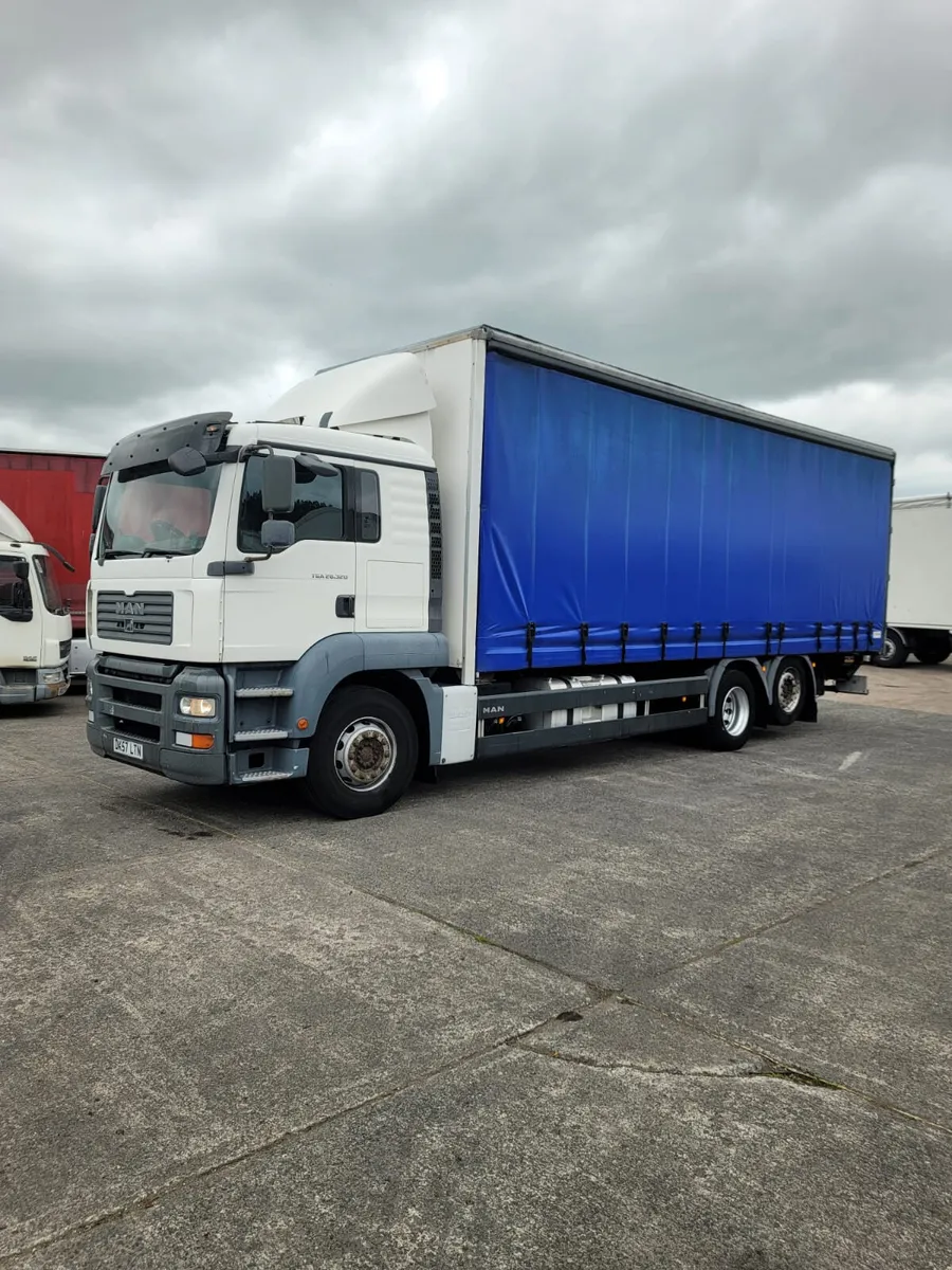 Man TGA 26-320 Curtainsider Rear Lift Tail Lift - Image 1