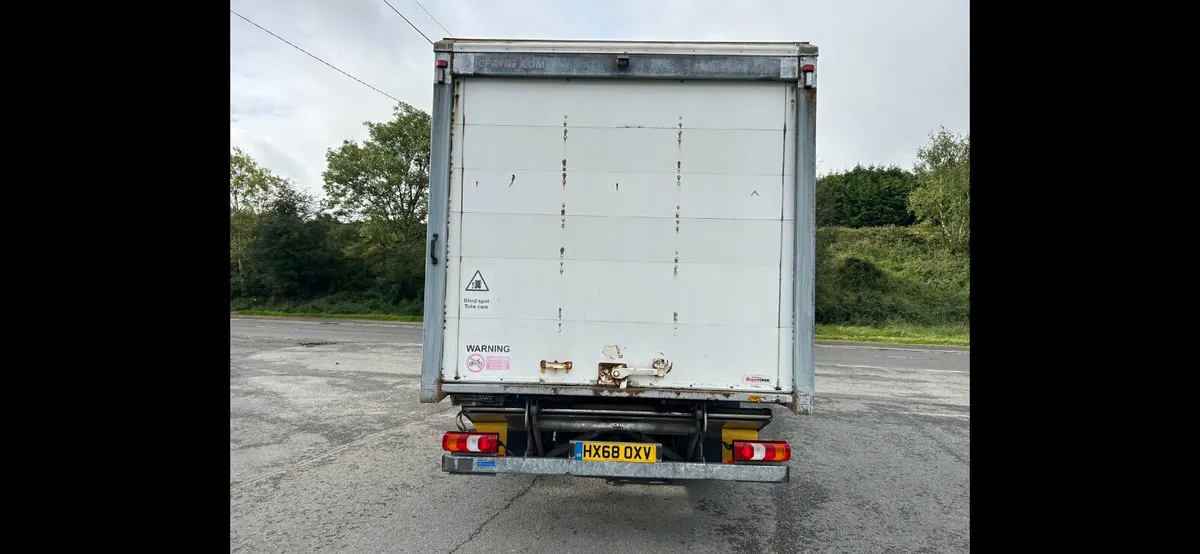 2018 20ft grp box with tail lift - Image 2