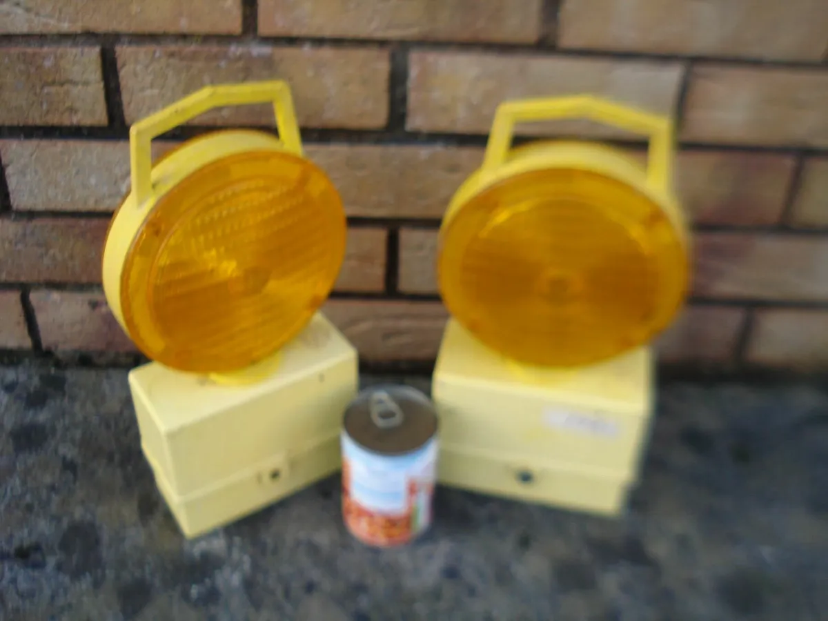 2  VINTAGE 1980 PLASTIC ROAD WORKS LAMPS. - Image 1
