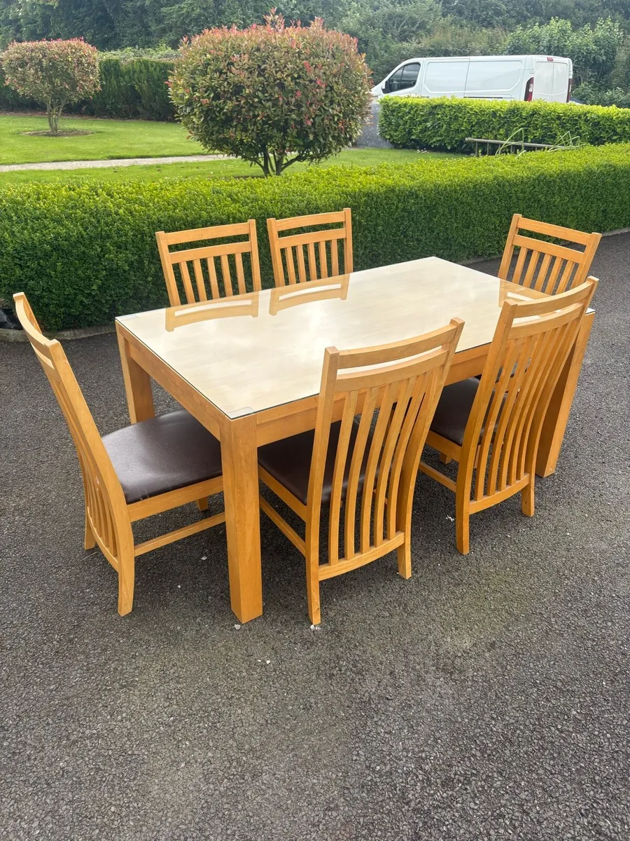 Table and chairs - Image 1