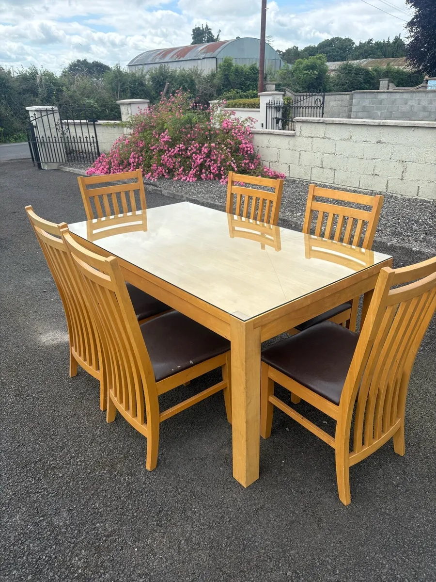Table and chairs - Image 2