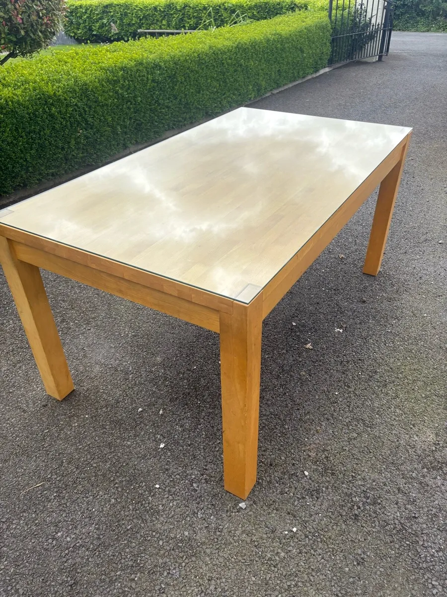 Table and chairs - Image 3