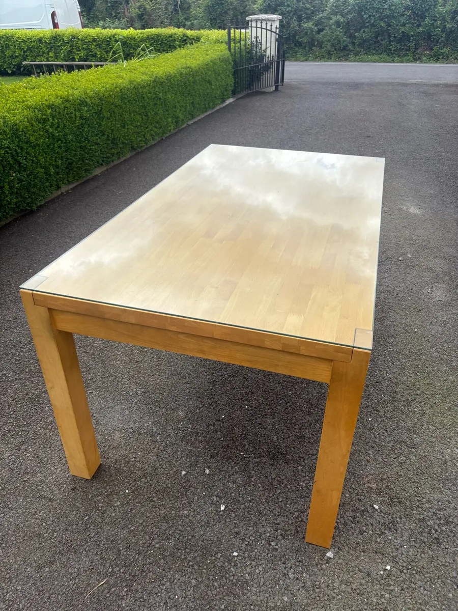 Table and chairs - Image 4