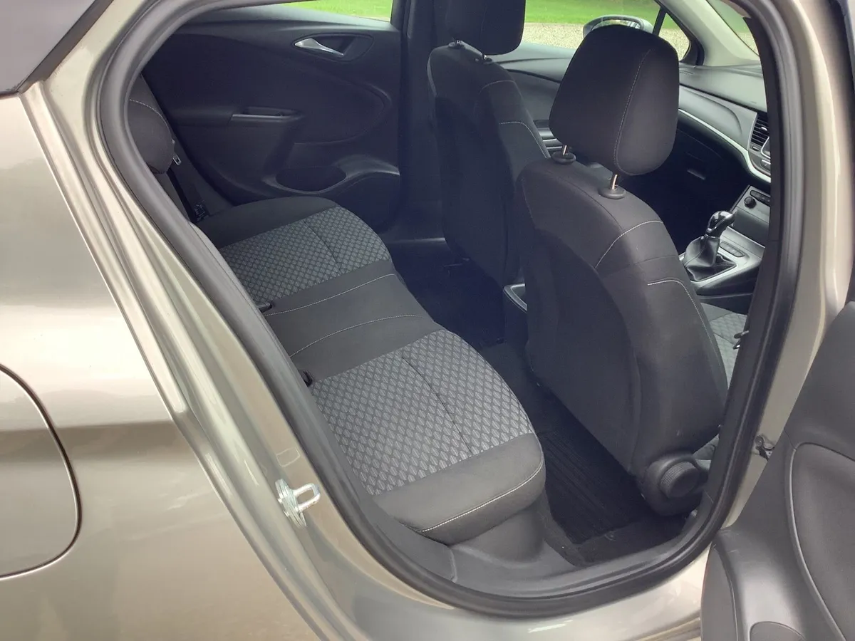 Opel Astra 2017 - Image 2