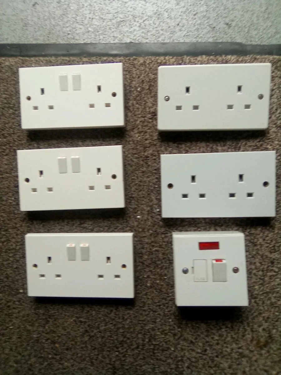 5. TWIN   SOCKETS.  AND. A  SWITCHED. SPUR  SWITCH - Image 1