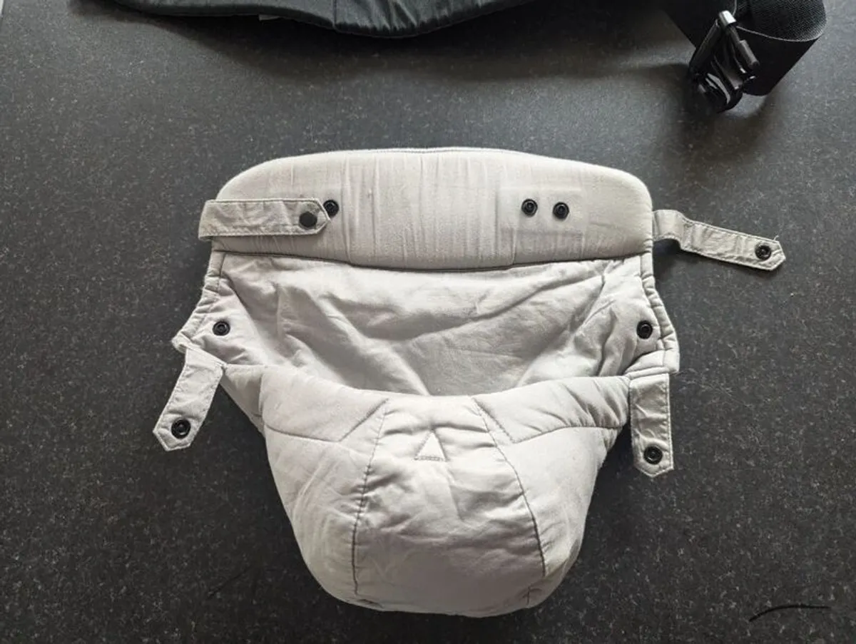 Ergo baby carrier with newborn insert - Image 2
