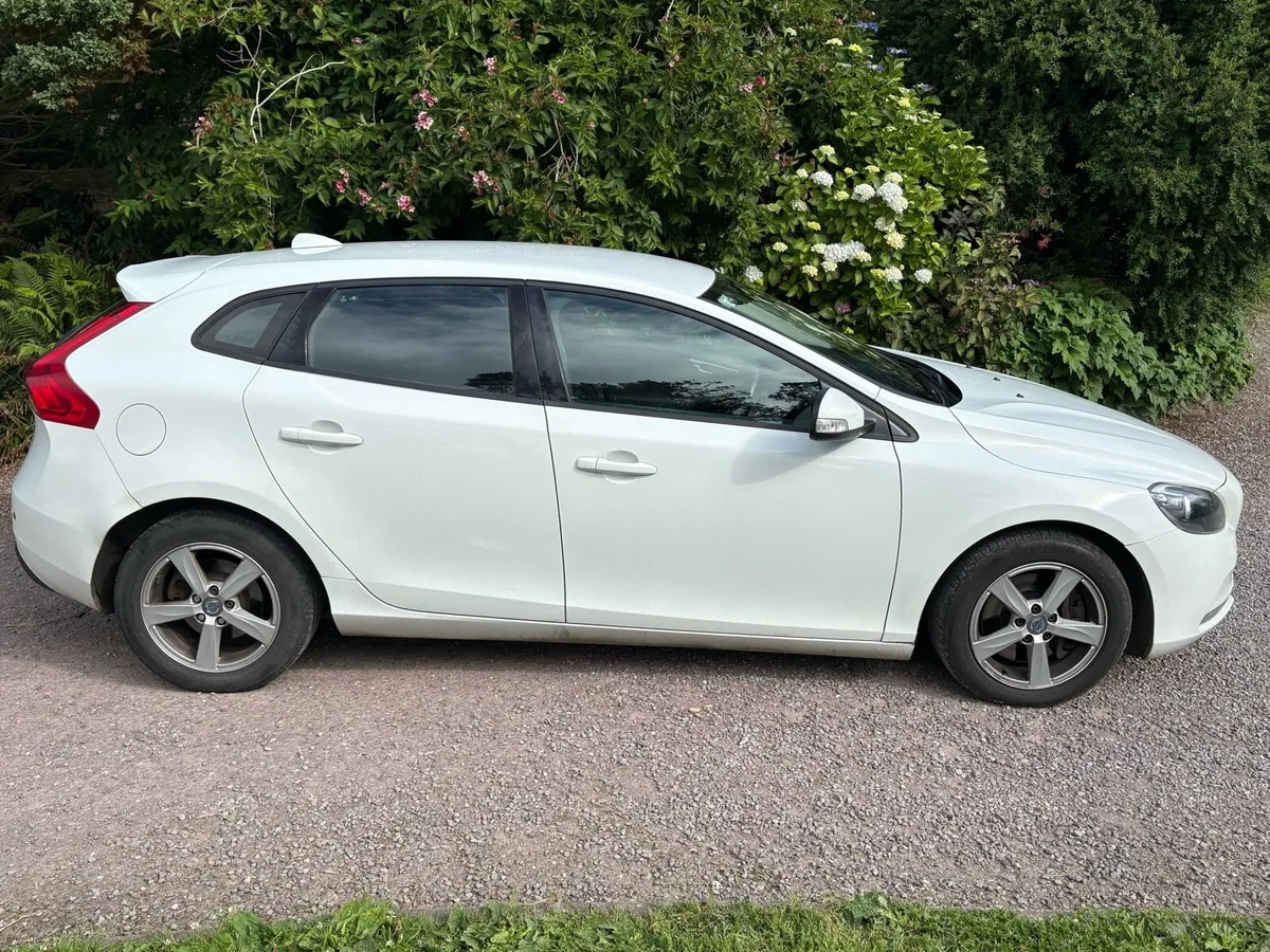 Volvo V40 - Image 2