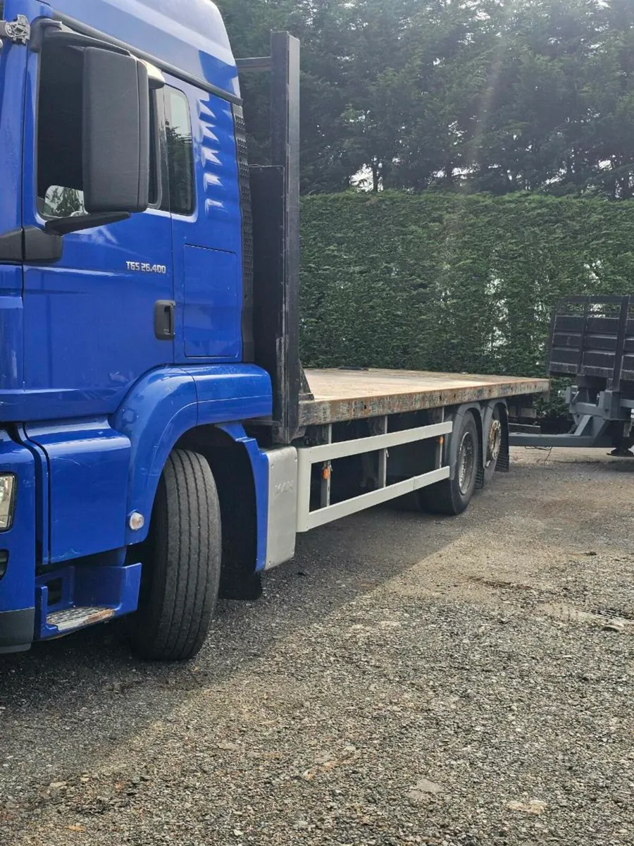 Man lorry and drag - Image 1