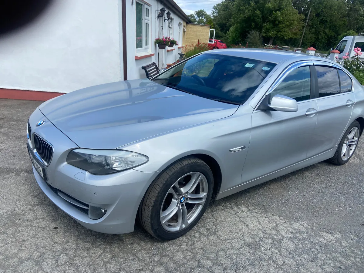 BMW 5-Series 2010 - Image 2