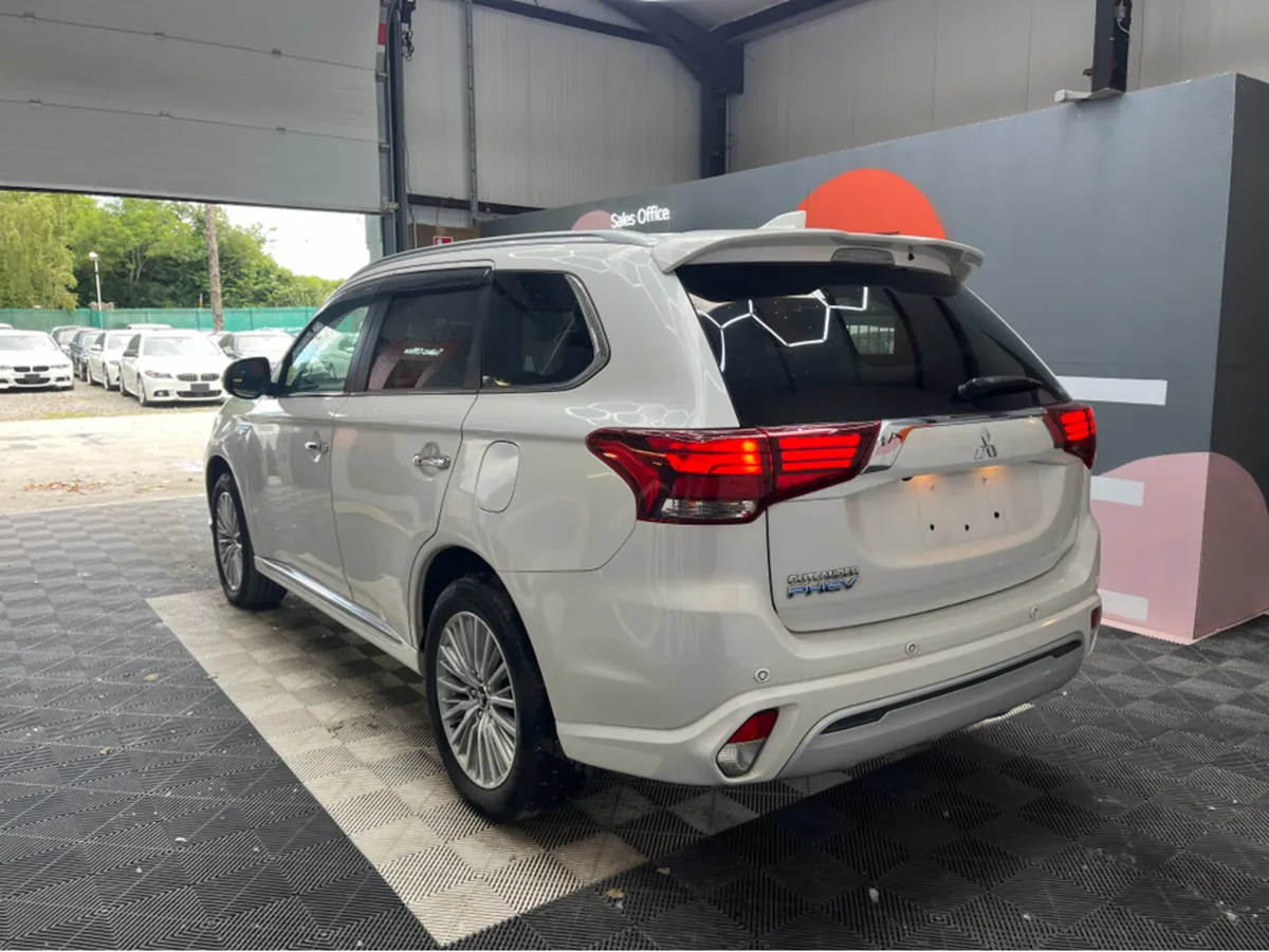 Mitsubishi Outlander 2.4 HYBRID / 91k KMs / HEATED - Image 4