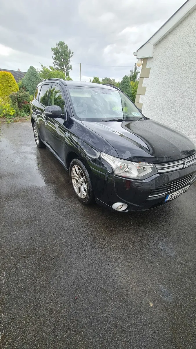 Mitsubishi Outlander 2015 PHEV - Image 1