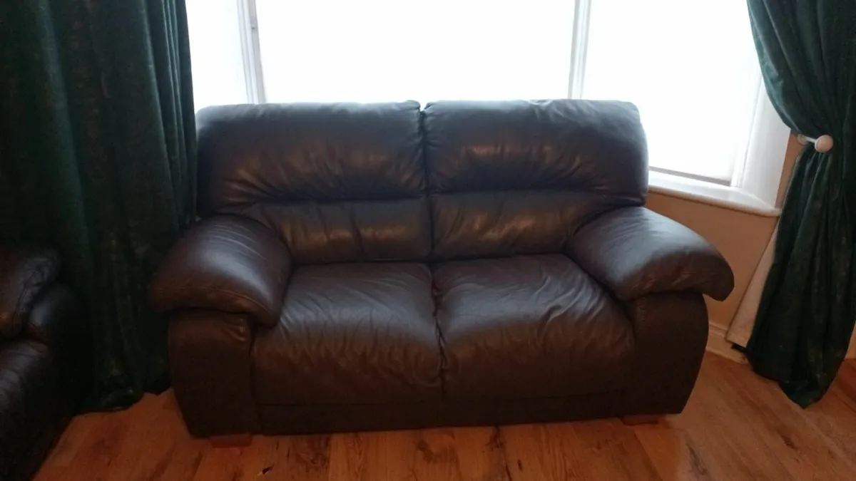 Suite of furniture - Image 1