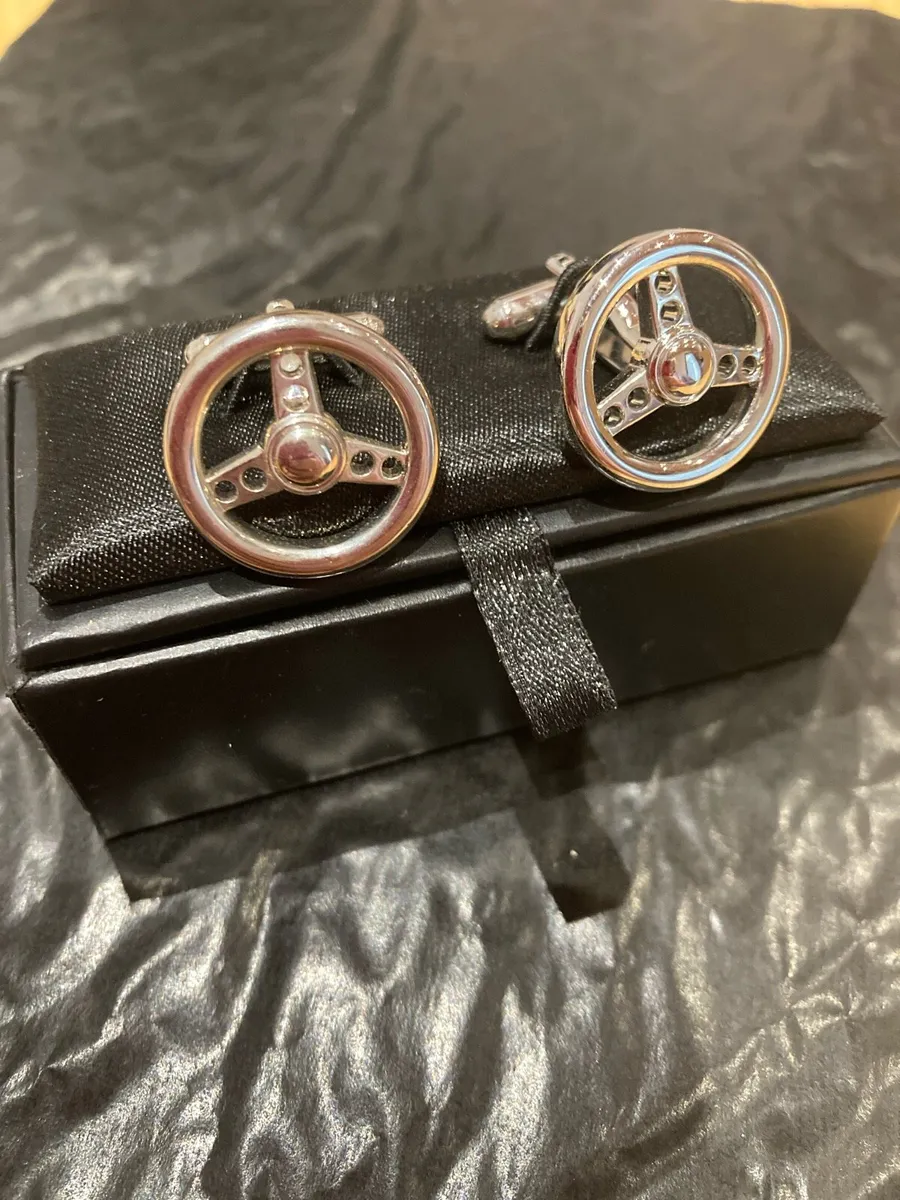 Steering wheel cuff links - Image 1
