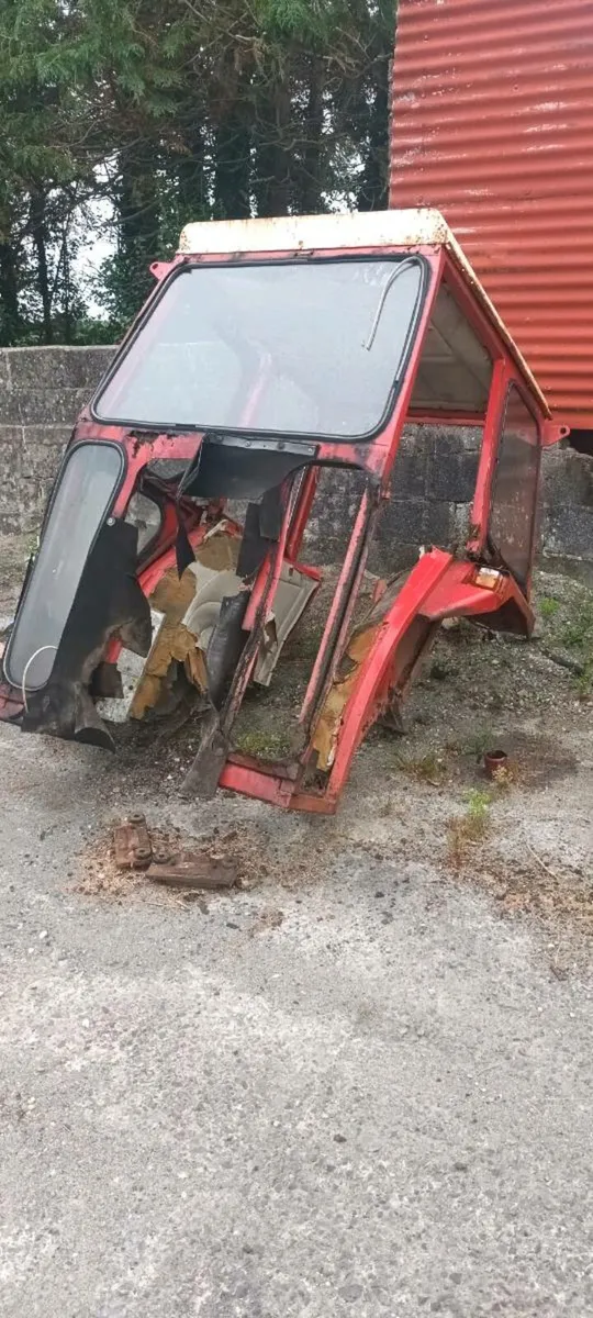 Tractor cab - Image 1