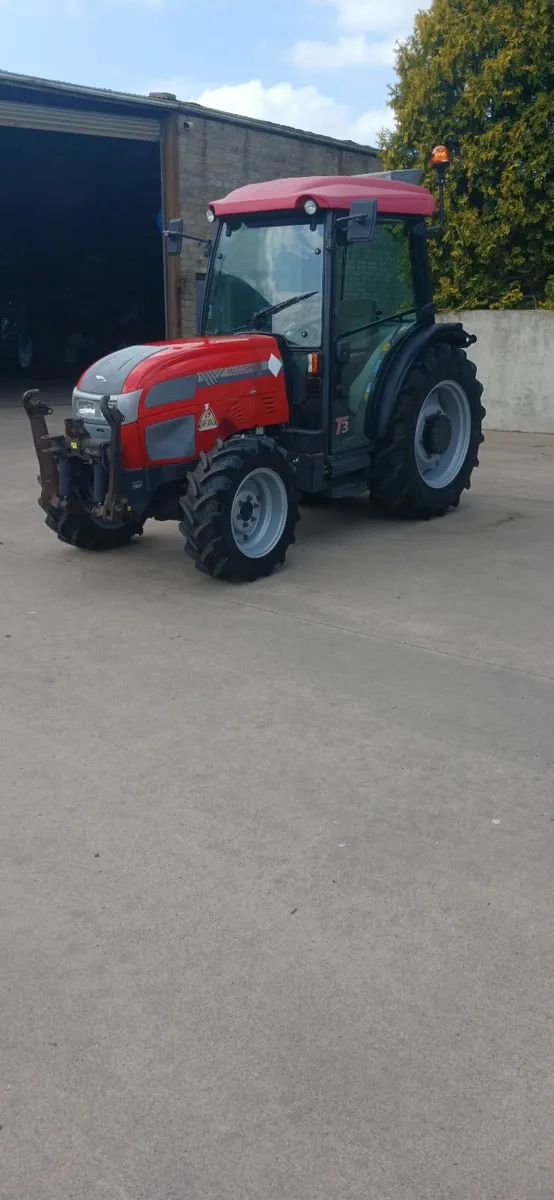 McCormick F90 4wd orchard/vineyard  tractor - Image 2