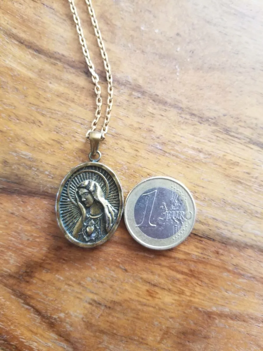 Beautiful religious medallion with gold chain - Image 2