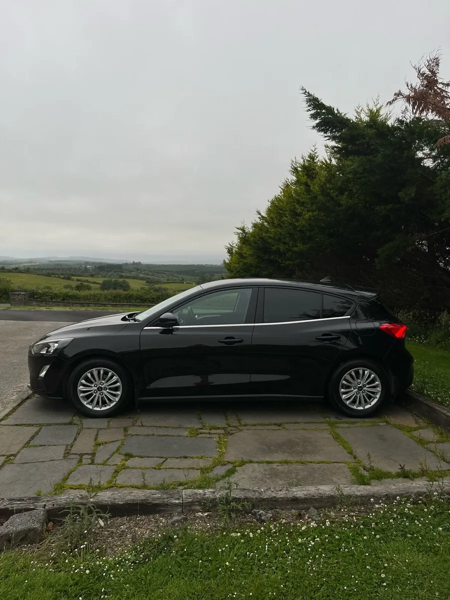 2020 Ford Focus Black - Image 2