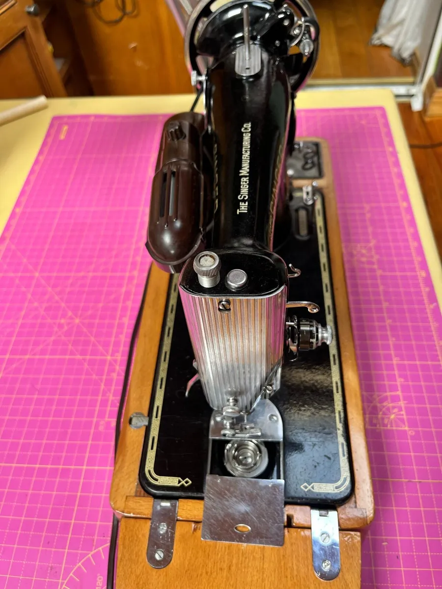 Singer Sewing Machine - Image 2
