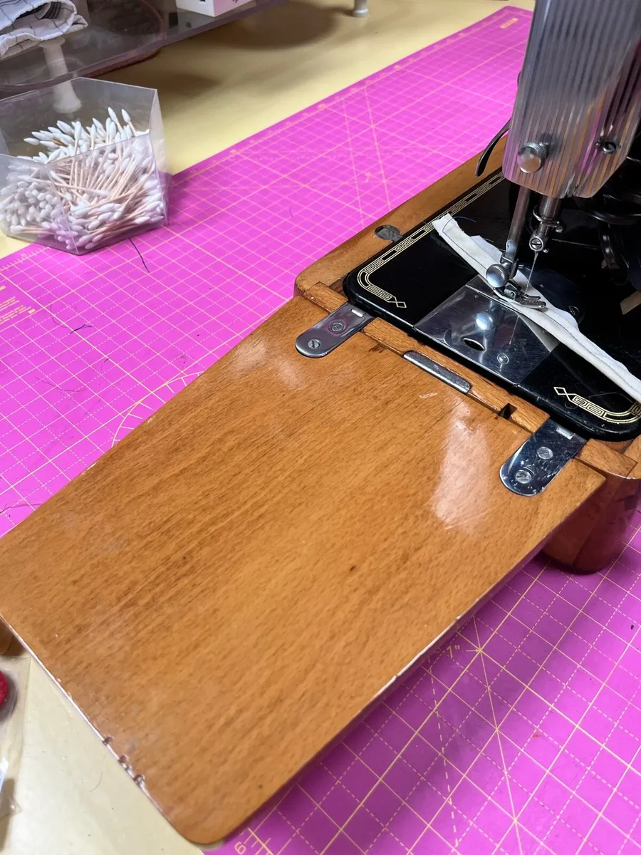 Singer Sewing Machine - Image 4