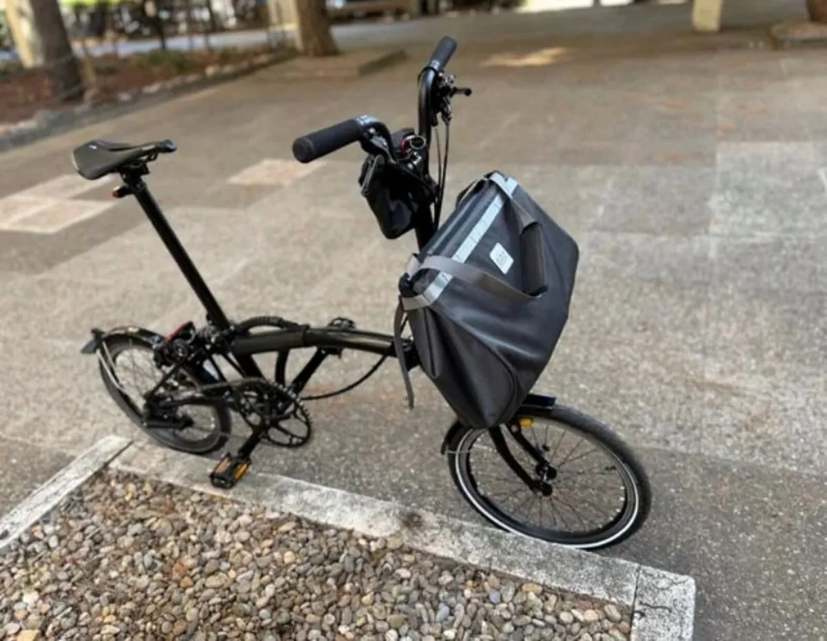 Brompton C Line Black Foldable Bike 2-Speed as new - Image 2