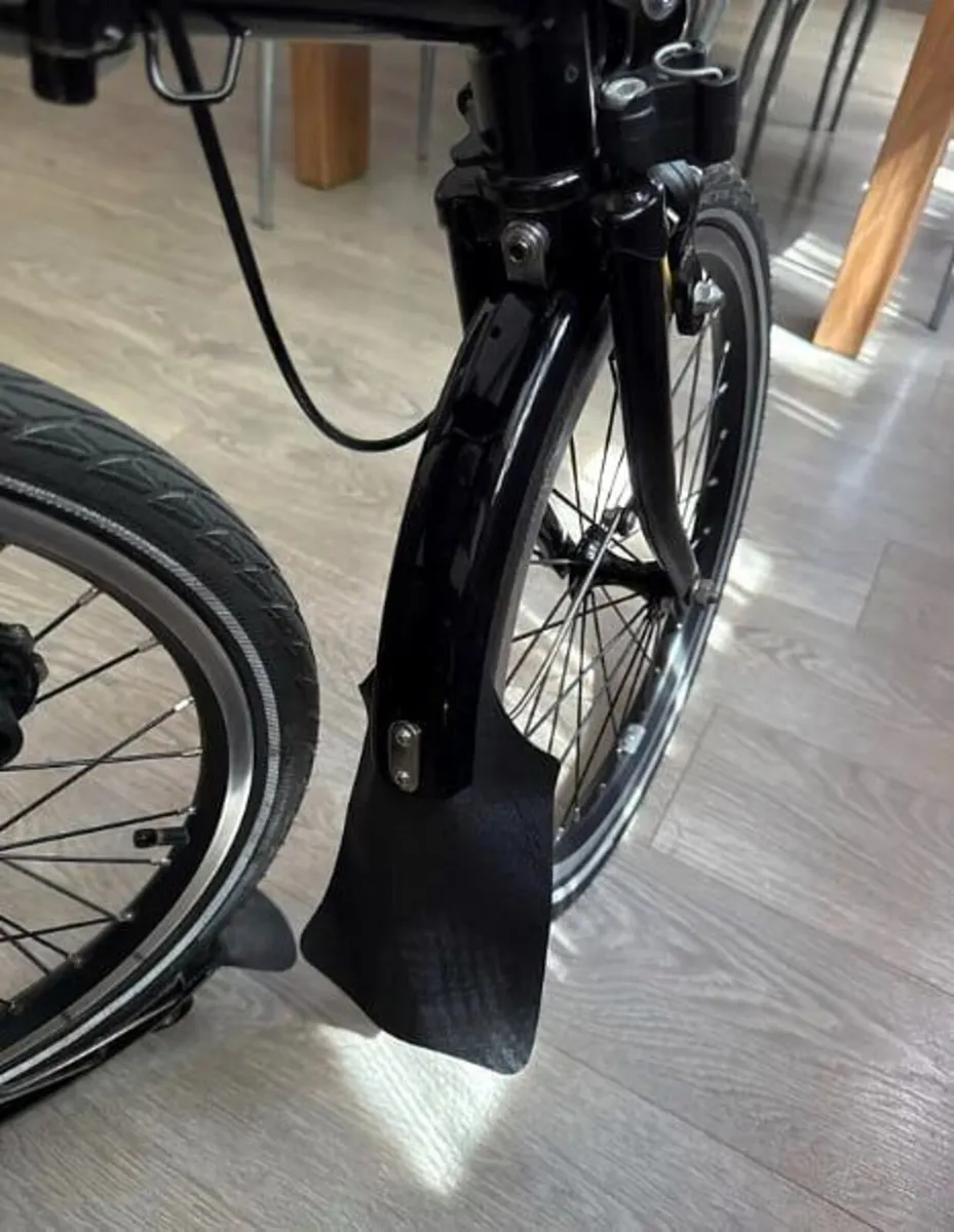 Brompton C Line Black Foldable Bike 2-Speed as new - Image 3
