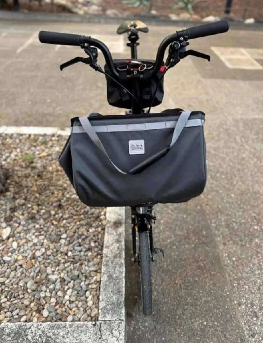 Brompton C Line Black Foldable Bike 2-Speed as new - Image 4