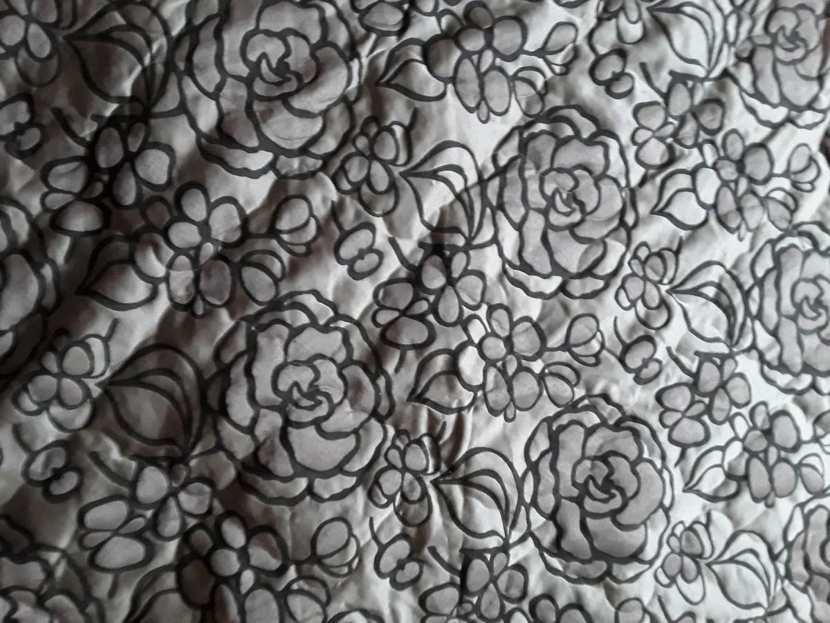 Large bed spread or trough new condition - Image 3