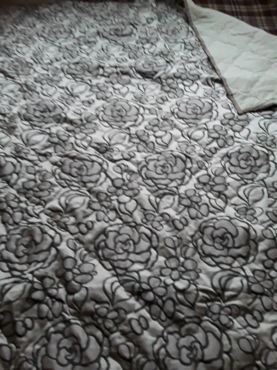 Large bed spread or trough new condition - Image 2