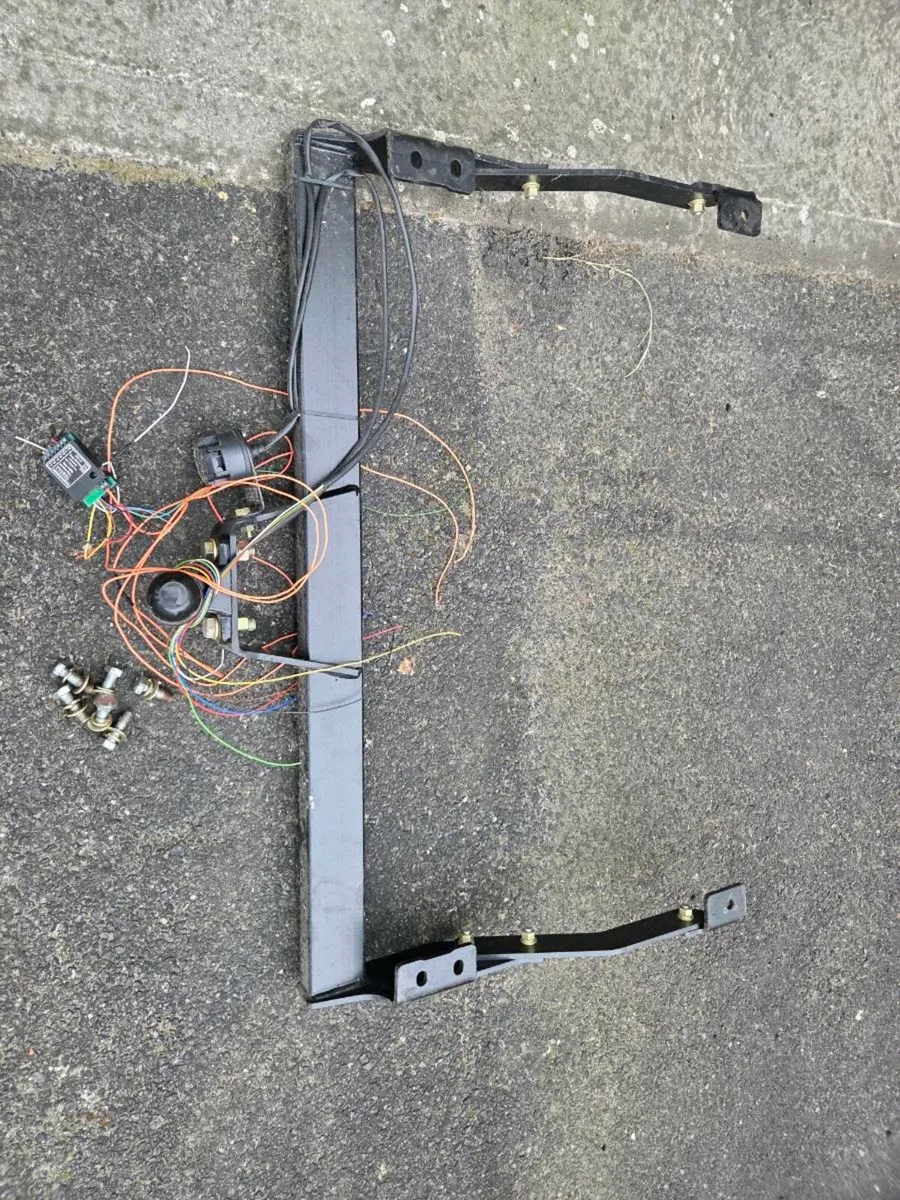 Tow hitch - Image 1